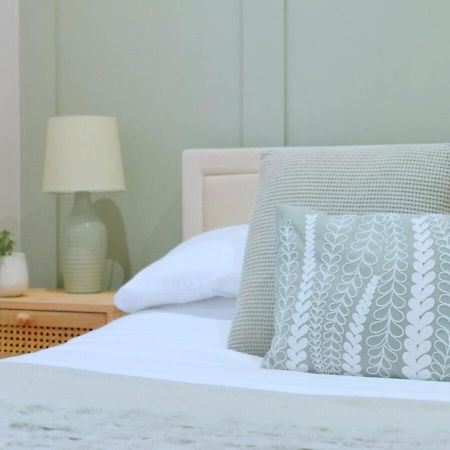 Stunning Modern Apartment Sleeps 4 - 6 Min Walk From Golden Beaches-Free Parking Bournemouth Esterno foto