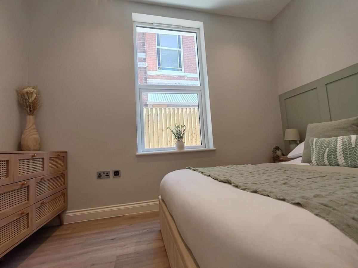 Stunning Modern Apartment Sleeps 4 - 6 Min Walk From Golden Beaches-Free Parking Bournemouth Esterno foto