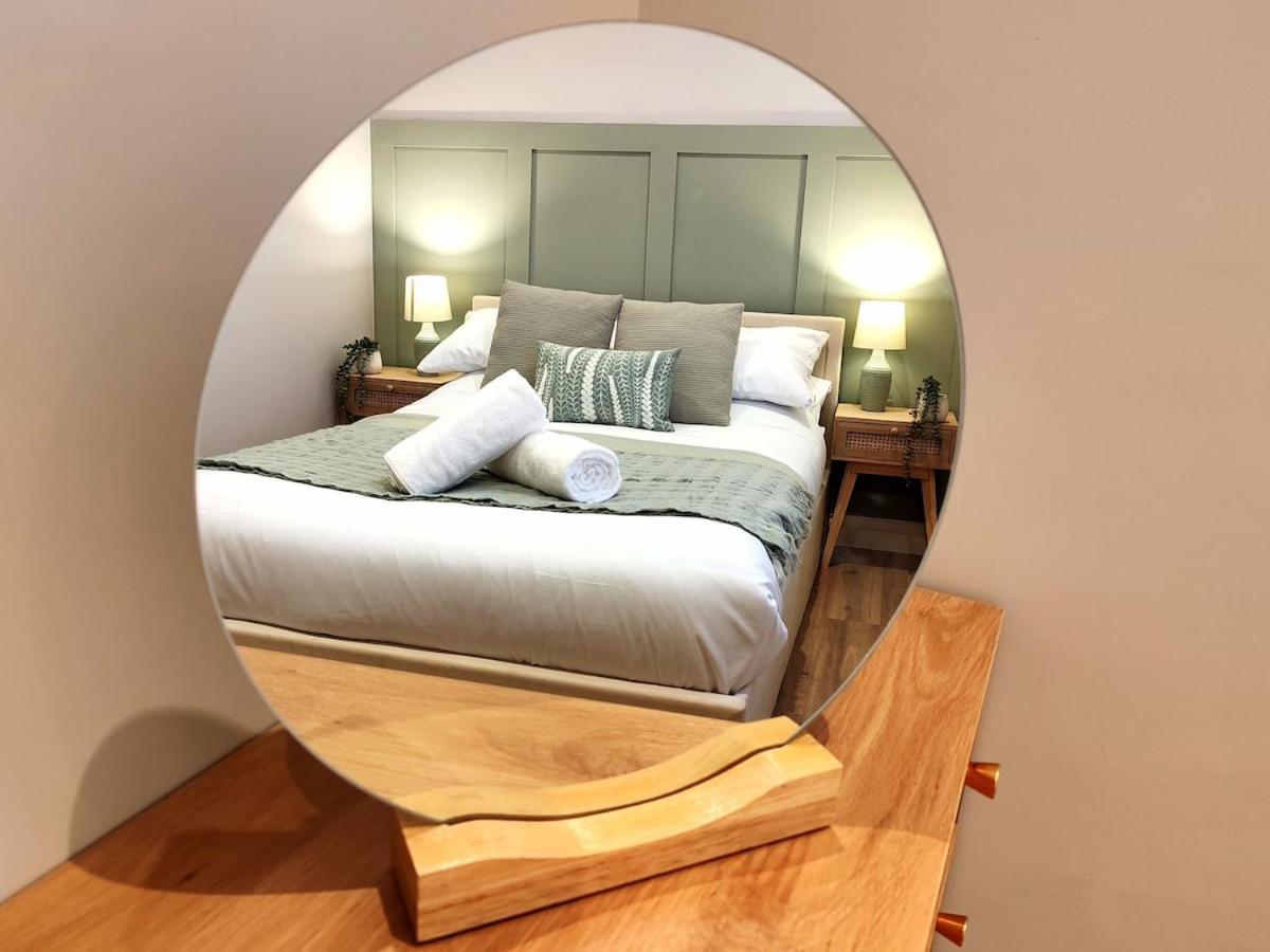 Stunning Modern Apartment Sleeps 4 - 6 Min Walk From Golden Beaches-Free Parking Bournemouth Esterno foto