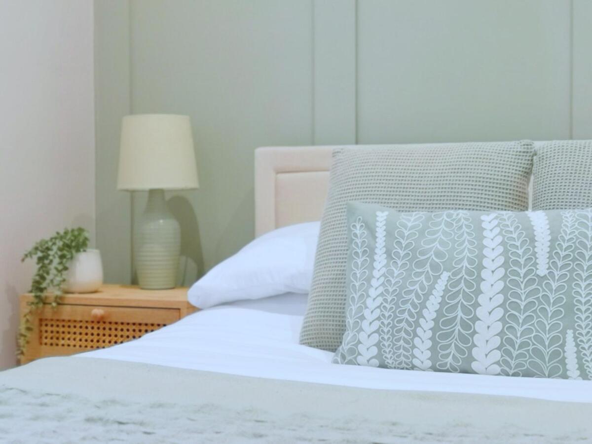 Stunning Modern Apartment Sleeps 4 - 6 Min Walk From Golden Beaches-Free Parking Bournemouth Esterno foto