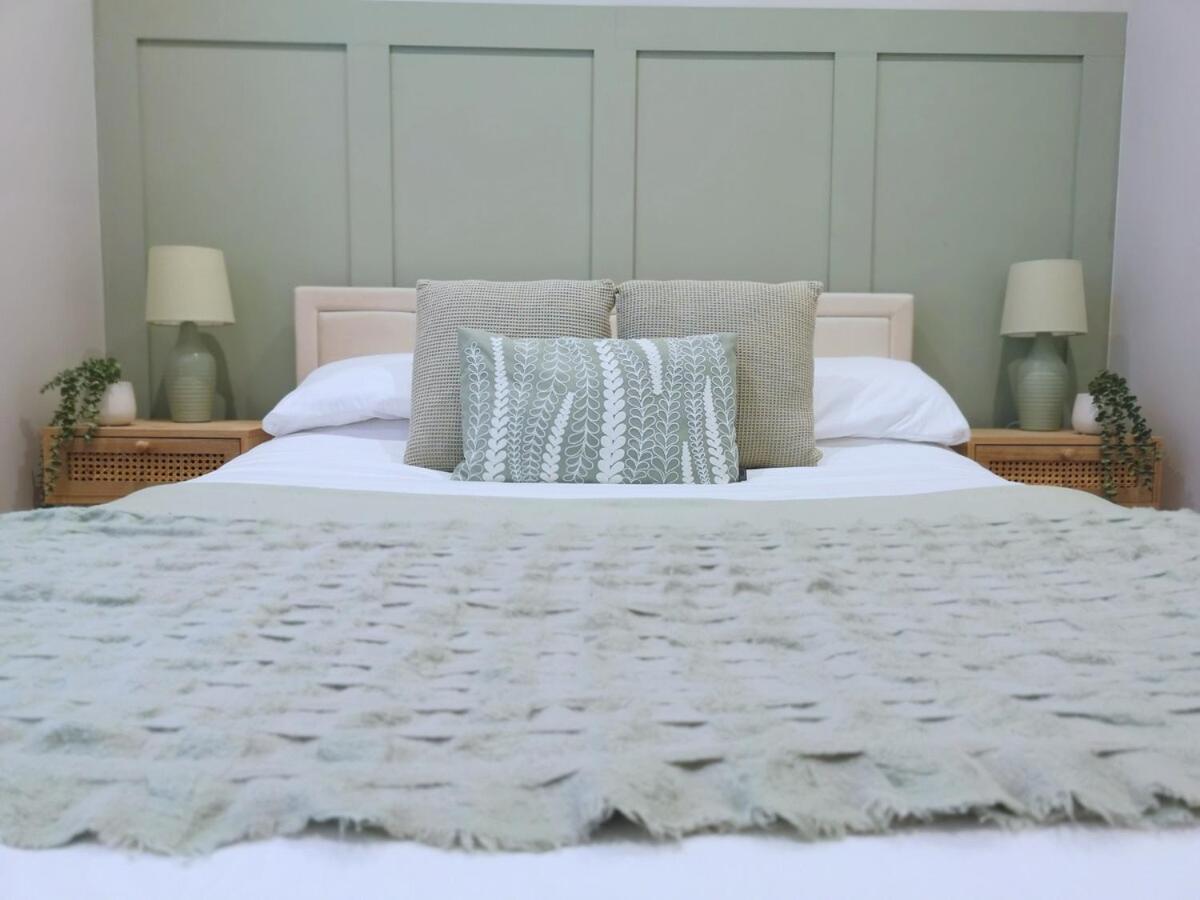 Stunning Modern Apartment Sleeps 4 - 6 Min Walk From Golden Beaches-Free Parking Bournemouth Esterno foto